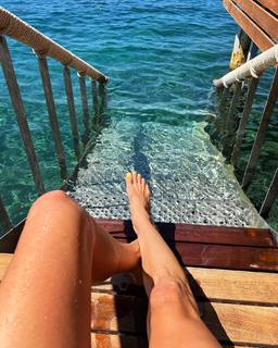 Alessandra Ambrosio feet photo thumbnail