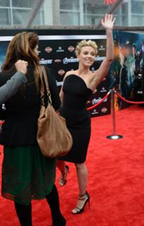 Scarlett Johansson feet photo thumbnail