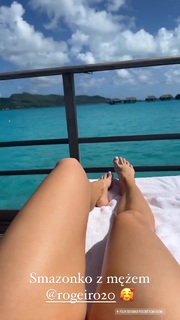 Karolina Pisarek feet photo thumbnail