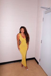 Halle Bailey feet photo thumbnail