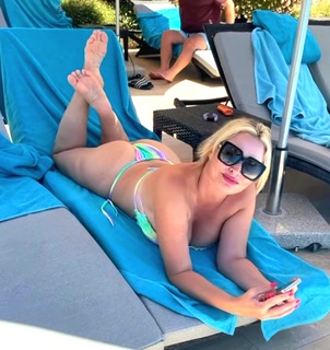 Daniela Katzenberger feet photo thumbnail
