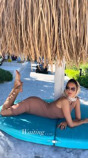 Alessandra Ambrosio feet photo thumbnail