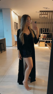 Carla Diaz feet photo thumbnail
