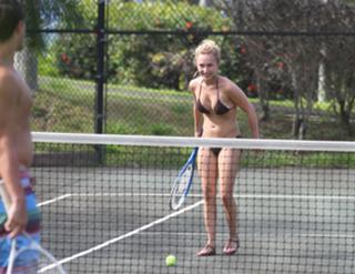 Hayden Panettiere feet photo thumbnail