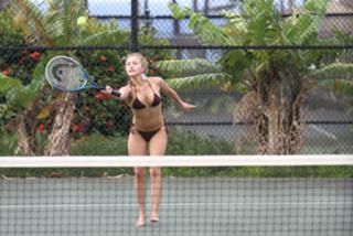 Hayden Panettiere feet photo thumbnail
