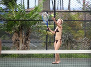 Hayden Panettiere feet photo thumbnail