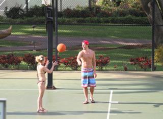 Hayden Panettiere feet photo thumbnail