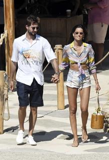 Izabel Goulart feet photo thumbnail