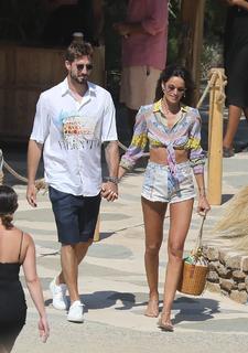 Izabel Goulart feet photo thumbnail