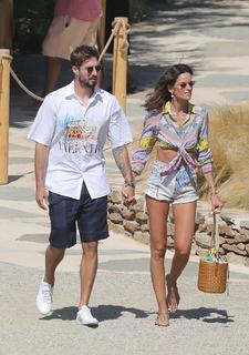 Izabel Goulart feet photo thumbnail