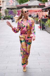 Amanda Holden feet photo thumbnail