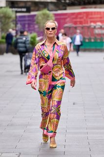 Amanda Holden feet photo thumbnail
