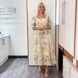 Holly Willoughby feet photo thumbnail