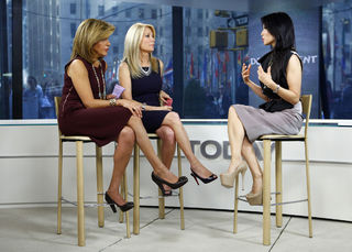 Lucy Liu feet photo thumbnail