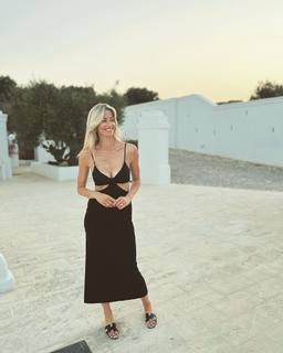 Elena Santarelli feet photo thumbnail