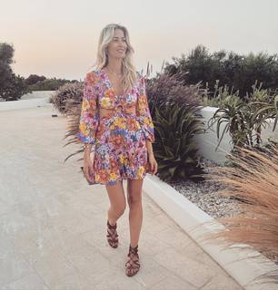 Elena Santarelli feet photo thumbnail