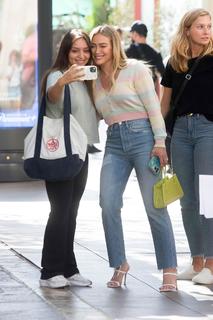 Hilary Duff feet photo thumbnail