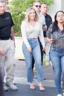 Hilary Duff feet photo thumbnail