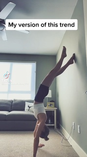 Laura Vandervoort feet photo thumbnail