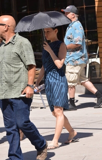 Lucy Liu feet photo thumbnail