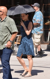 Lucy Liu feet photo thumbnail