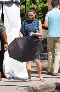 Lucy Liu feet photo thumbnail