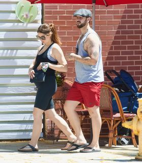 Ashley Greene feet photo thumbnail