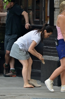Lucy Liu feet photo thumbnail