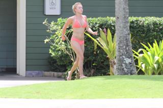 Hayden Panettiere feet photo thumbnail