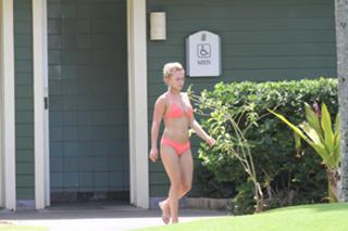 Hayden Panettiere feet photo thumbnail