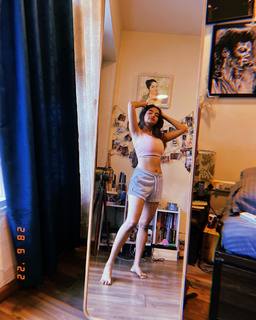 Anushka Sen feet photo thumbnail