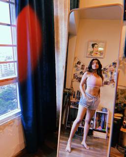 Anushka Sen feet photo thumbnail