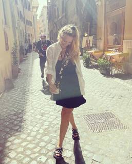Luisana Lopilato feet photo thumbnail