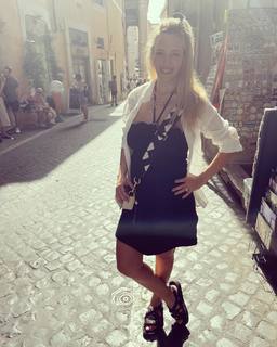 Luisana Lopilato feet photo thumbnail