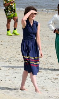 Anne Hathaway feet photo thumbnail