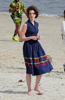 Anne Hathaway feet photo thumbnail
