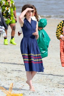 Anne Hathaway feet photo thumbnail