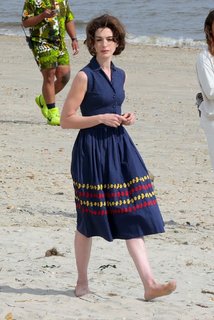 Anne Hathaway feet photo thumbnail