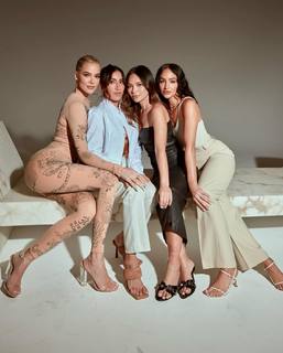 Khloé Kardashian feet photo thumbnail