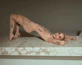 Khloé Kardashian feet photo thumbnail