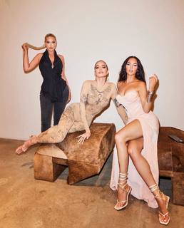 Khloé Kardashian feet photo thumbnail