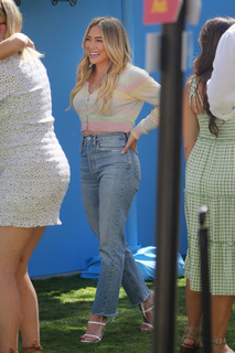 Hilary Duff feet photo thumbnail