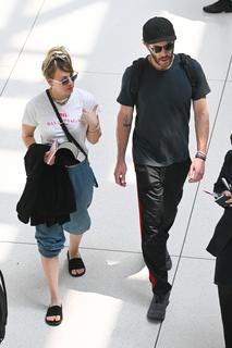 Kaley Cuoco feet photo thumbnail