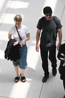 Kaley Cuoco feet photo thumbnail