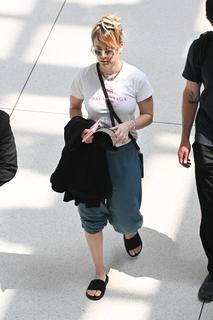 Kaley Cuoco feet photo thumbnail