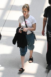 Kaley Cuoco feet photo thumbnail