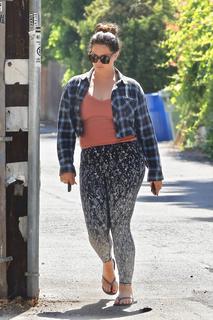 Lana Del Rey feet photo thumbnail