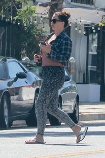 Lana Del Rey feet photo thumbnail