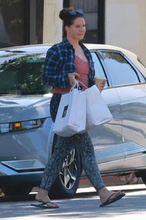 Lana Del Rey feet photo thumbnail