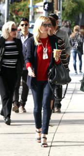 Kirsten Dunst feet photo thumbnail